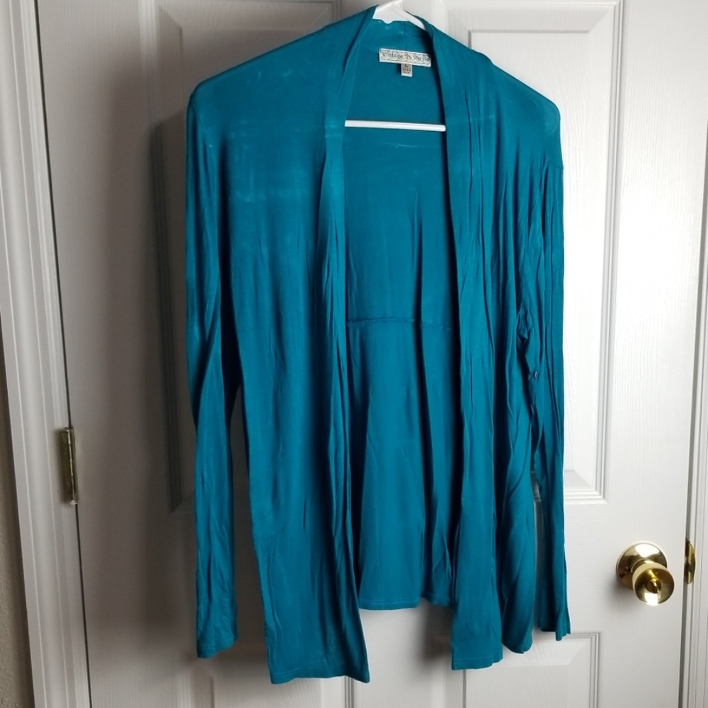 Thin teal top